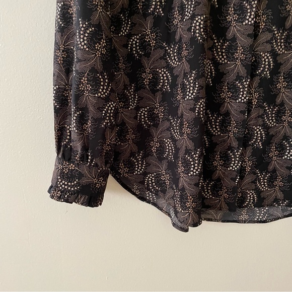 Like New 🤎 Ann Taylor Black and White Patterned Blouse - Picture 3 of 8